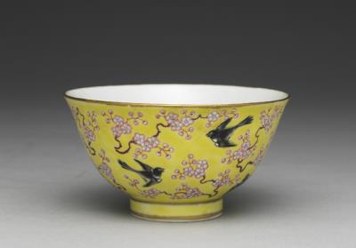 图片[2]-Bowl with prunus and magpies in yellow ground and fencai polychrome enamels-China Archive